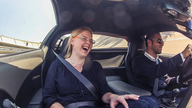 Eine Frau und ein Mann nehmen bei einem PKW Fahrsicherheitstraining teil.