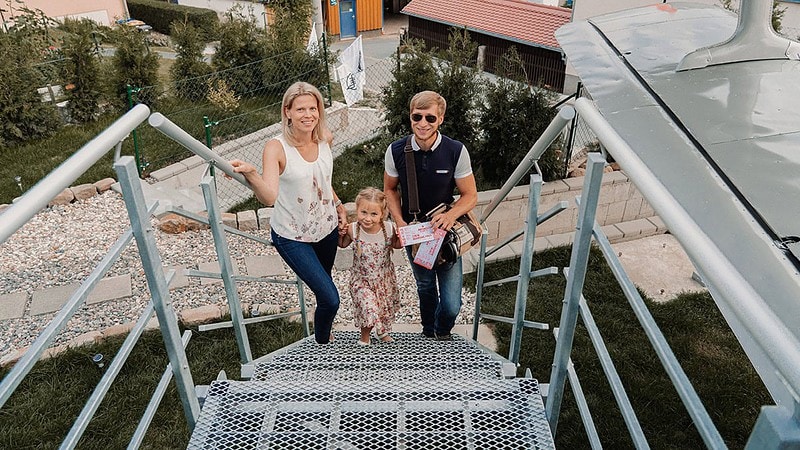 Blick von der Gangway der Antonov auf eine Familie beim einsteigen.