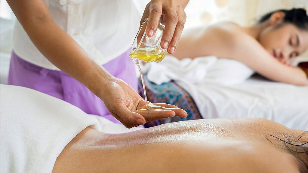 Massage in Leipzig - Öl auf der Hand bei der Massage
