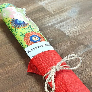 Ein eingepacktes Bienenwachstuch, das auf einem Tisch liegt.