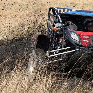 Buggy fährt durch spritzenden Schlamm, bei einer Buggy Tour in Leipzig.