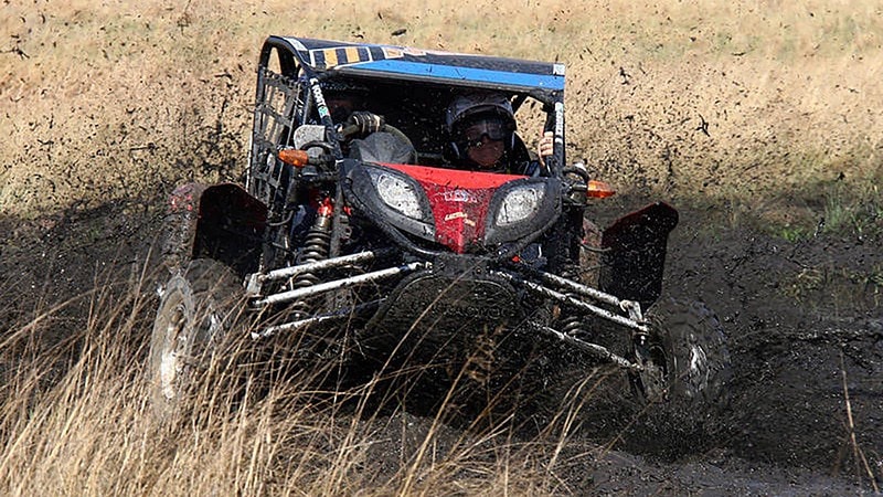 Buggy fährt durch spritzenden Schlamm, bei einer Buggy Tour in Leipzig.