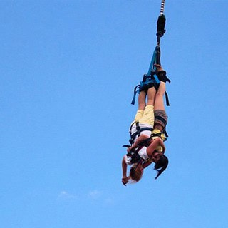 Zwei Personen beim Bungee Jumping in Leipzig
