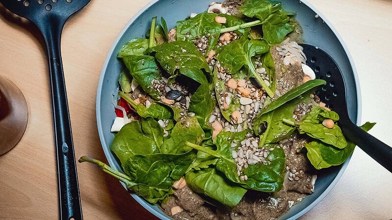 Frischer grüner Salat in einer Salatschüssel mit Samen und Kräutern, perfekte gesunde Mahlzeit, für Vegetarier und Gesundheitsbewusste.