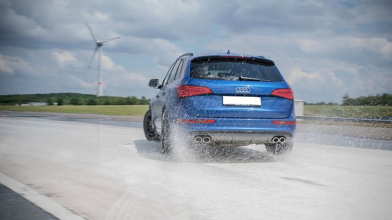 Ein blauber Audi SUV beim dem Fahrsicherheitstraining.