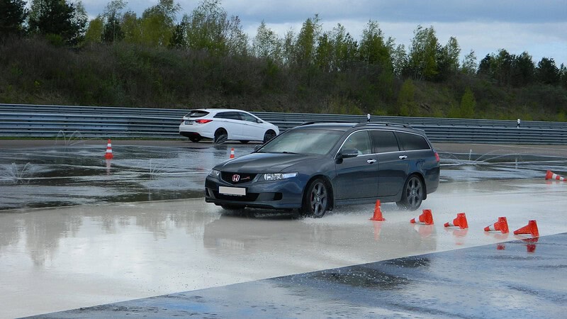 Ein Hyundai fährt bei einem Fahrsicherheitstraining um Hütchen herum.