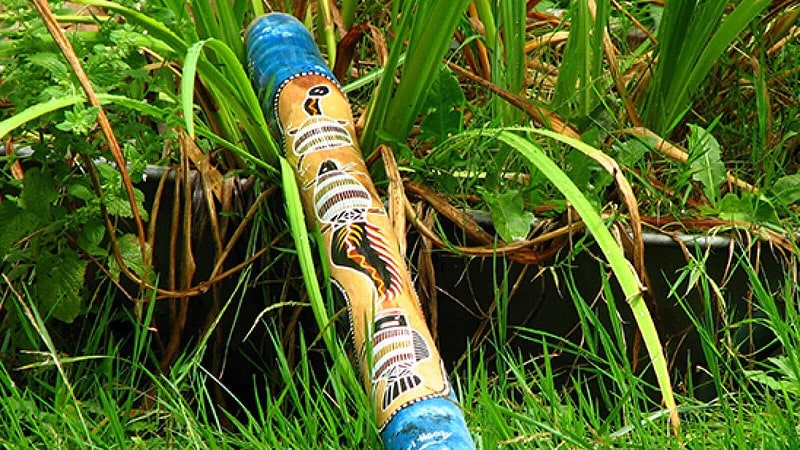 Ein Didgeeridoo mit verschiedenen Mustern. - Didgeridoo Workshop in Sachsen.