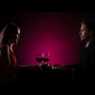 Ein Paar sitzt sich beim Dinner in the Dark gegenüber.