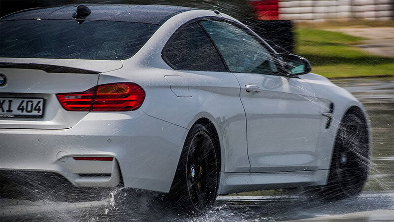 Ein BMW in schneller Fahrt beim Drifttraining auf dem Lausitzring.