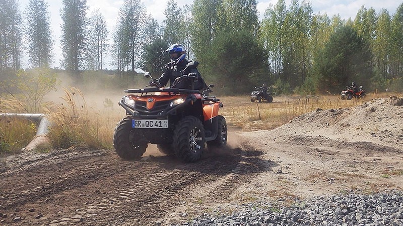 Die Teilnehmer der Quad Entdeckertour fahren über Feldwege und Schotter.