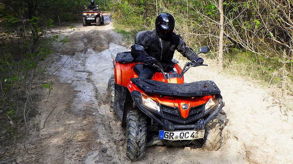 Abenteuerliche Quad Tour im Offroad Gelände durch den Schlamm.