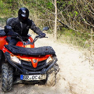 Abenteuerliche Quad Tour im Offroad Gelände durch den Schlamm.