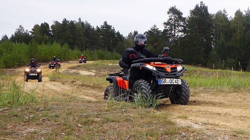 Vier Teilnehmer der Quad Tour in der Oberlausitz fahren über einen Feldweg.