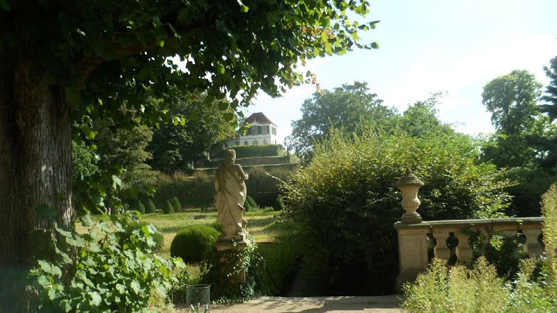 Ein Einblick auf ein Anwesen auf einem sächsischen Weinberg.