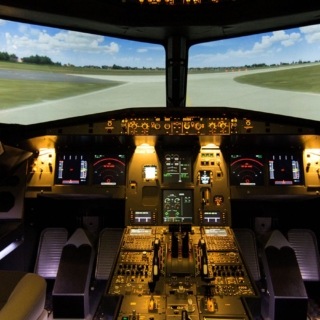 Originalgetreues Airbus-A320-Cockpit mit leuchtenden Displays und Runway-Simulation, zwei Sitze und bedienbare Instrumente.