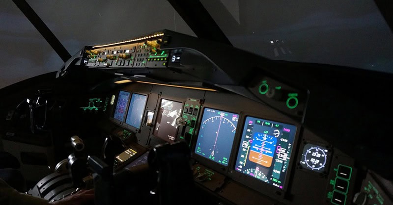 Sicht auf das Cockpit einer Boeing im Flugsimulator.