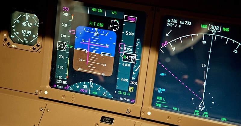Blick auf den Höhenmesser und Kompass in einem Flugsimulator.
