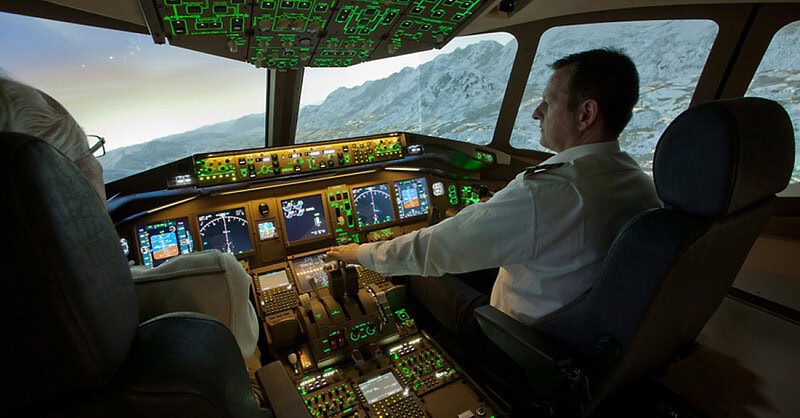 Zwei Hobbypiloten bei einem ruhigen Flug in einer Boeing im Flugsimulator.