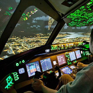 Zwei Männer in einem Flugsimulator der Boeing.