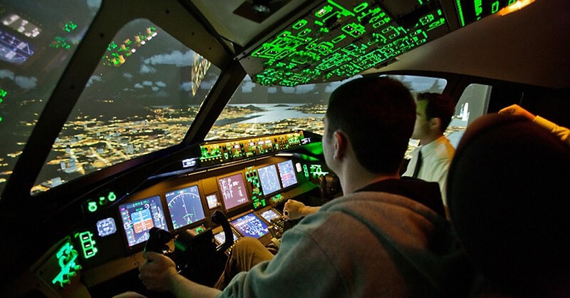 Zwei Männer in einem Flugsimulator der Boeing.