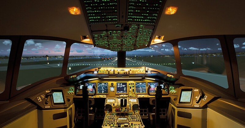 Blick aus dem Cockpit eines Boeing Flugsimulators auf der Landebahn.