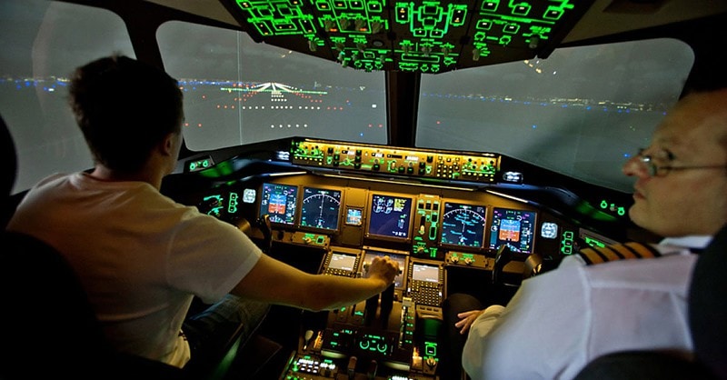 Zwei Hobbypiloten im Cockpit einer Boeing im Flugsimulator.