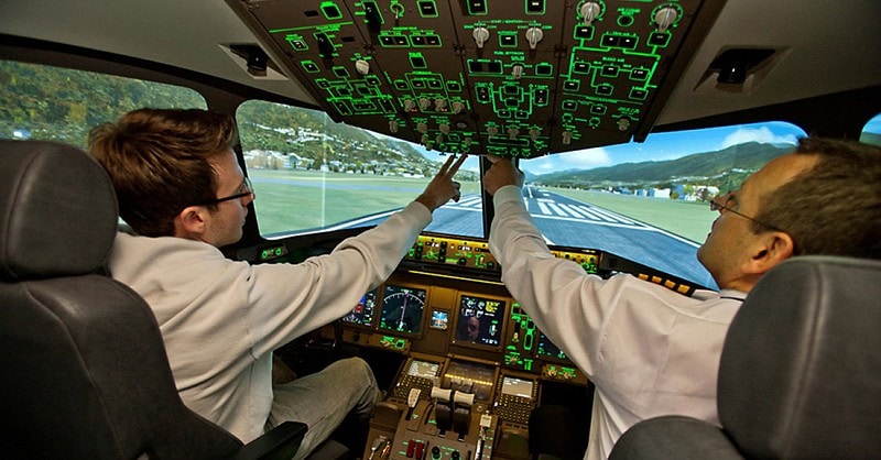 Zwei Hobbypiloten beim Start einer Boeing im Flugsimulator.