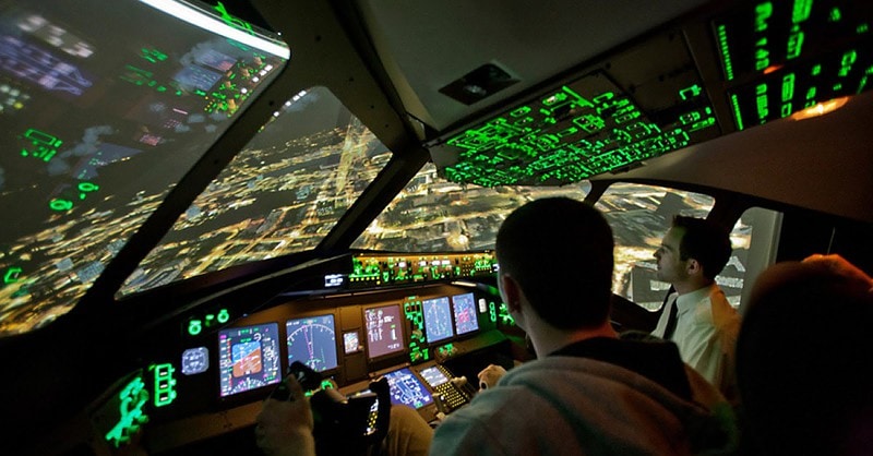 Zwei Hobbypiloten in einem Flugmanöver einer Boeing im Flugsimulator.