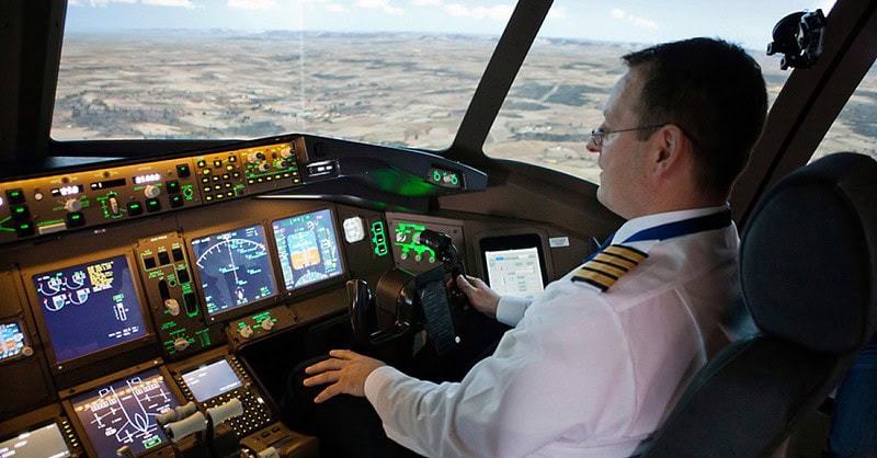 Blick auf einen Hobbypiloten in einer Boeing im Flugsimulator-Cockpit.