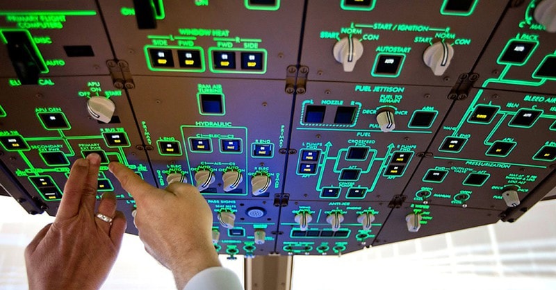 Blick auf die Bedienelemente eines Flugsimulators.