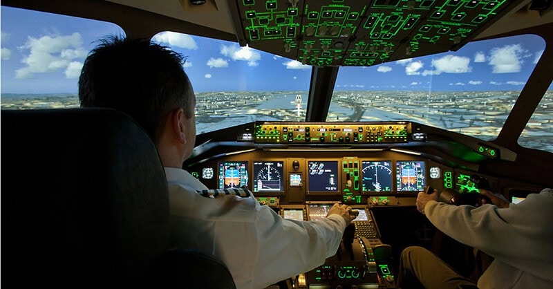 Zwei Hobbypiloten beim Landeanflug mit der Boeing im Flugsimulator.