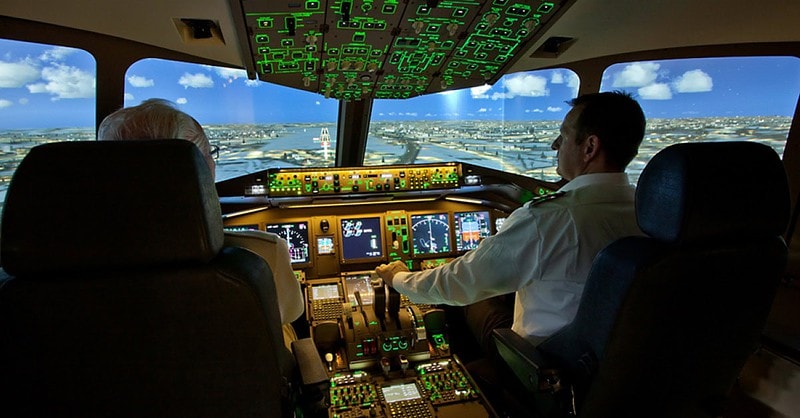Sicht zweier Hobbypiloten aus dem Cockpit einer Boeing im Flugsimulator.