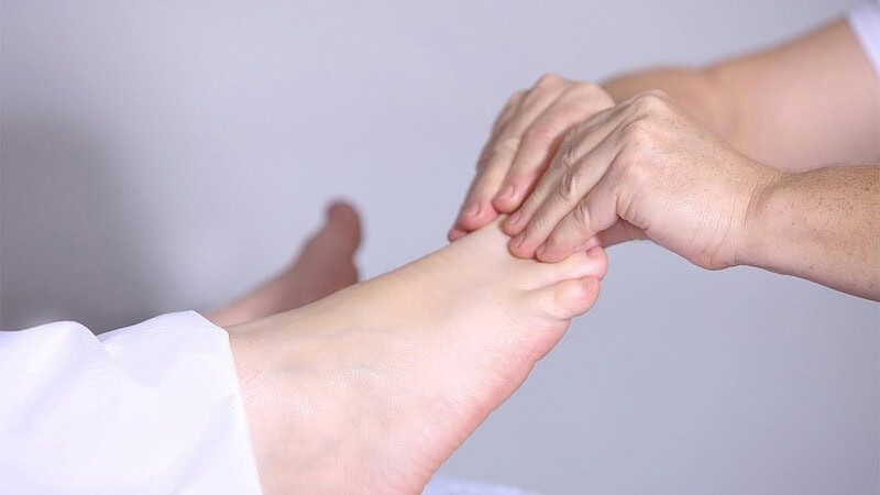 Ein Masseur bei der wohltuenden Fußmassage.