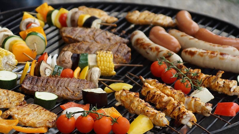 Steaks, Würstchen und Gemüsespieße auf dem Grill