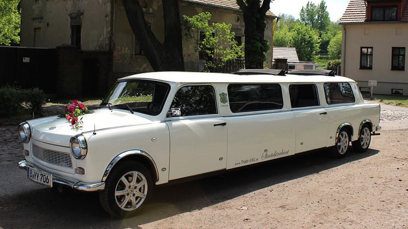 Eine geschmückte Trabant-Stretchlimousine steht zur Abfahrt für das Brautpaar bereit.