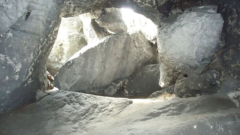 Eine verschneite Höhle in der Sächsischen Schweiz.