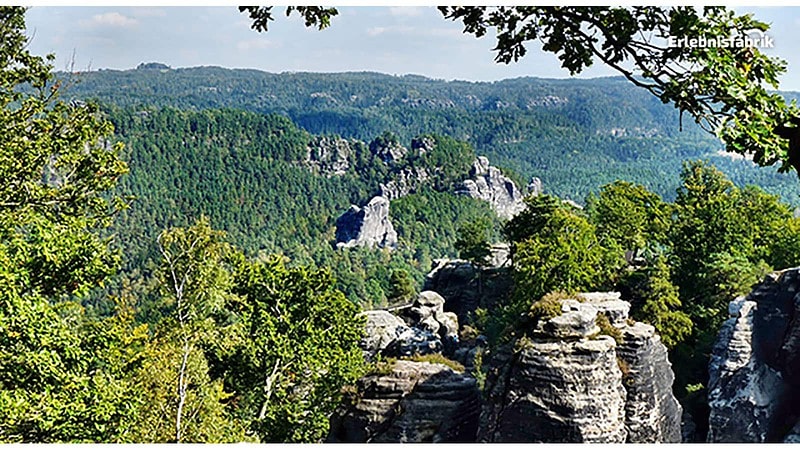 Blick in die sächsische Schweiz beim Höhlenklettern.