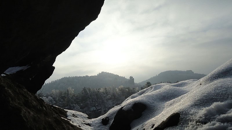 Ausblick auf die Sächsische Schweiz im Winter, während einer geführten Höhlentour.