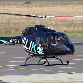 Helikopter hebt vom Landeplatz ab.