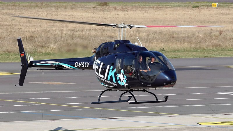Helikopter hebt vom Landeplatz ab.