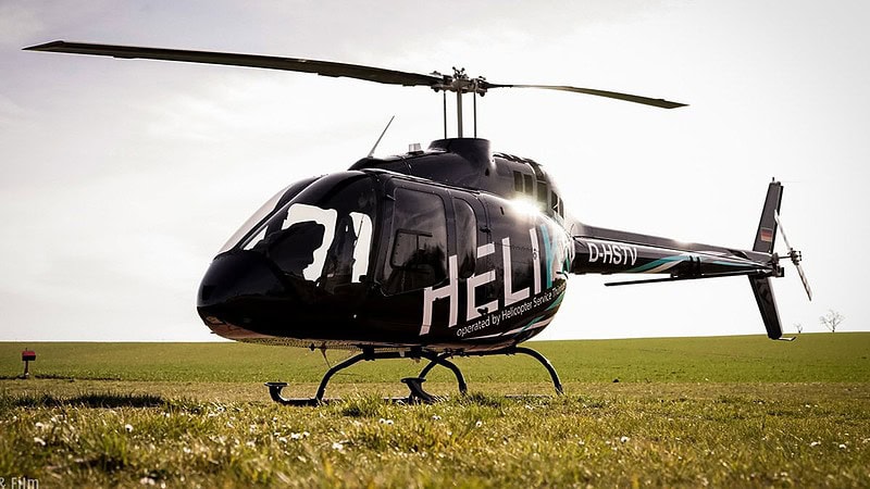 Ein Hubschrauber steht auf einem Feld.