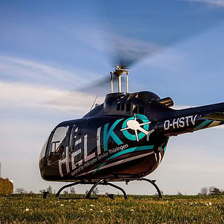 Hubschrauber kurz vor dem Start. Die Rotoren sind bereits gestartet.