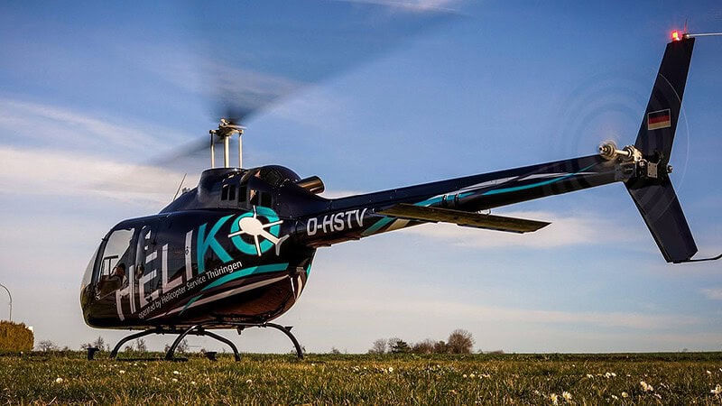 Hubschrauber kurz vor dem Start. Die Rotoren sind bereits gestartet.