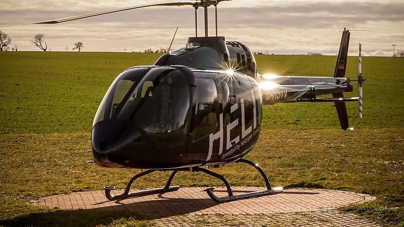 Hubschrauber steht auf einem Landeplatz.