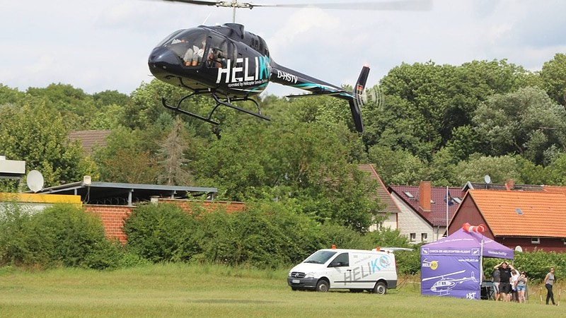Helikopter ist abgehoben und beginnt mit einem Rundflug.