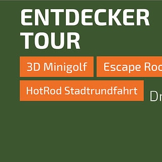 Grüne Grafik mit Überschrift „Entdecker Tour“ und orangenen Feldern für 3D‑Minigolf, Escape Room und HotRod Stadtrundfahrt.