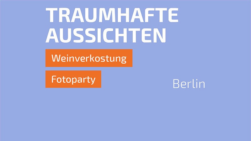 Grafik zur JGA-Tour Traumhafte Aussichten mit blauem Hintergrund und orangefarbenen Kästen für Weinverkostung und Fotoparty.