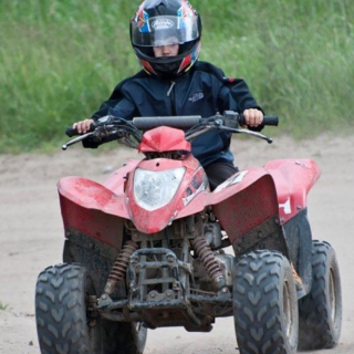 Kind fährt mit Kinderquad