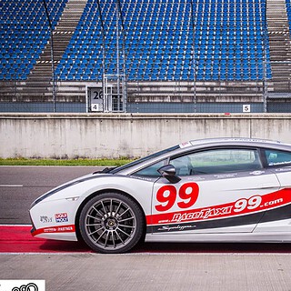 Lamborghini-selber-fahren.jpg Ein Lamborghini steht auf einer Rennstrecke