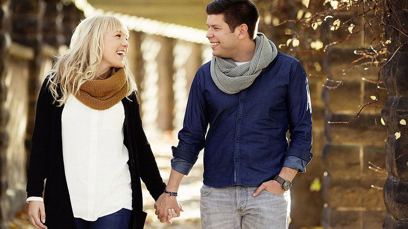 Ein glücklicher Mann hält die Hand seiner glücklichen Mutter bei einem Lifestyle Fotoshooting.